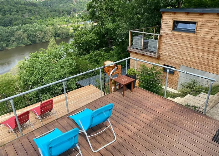 - A - Vyhlídka Nad řekou *